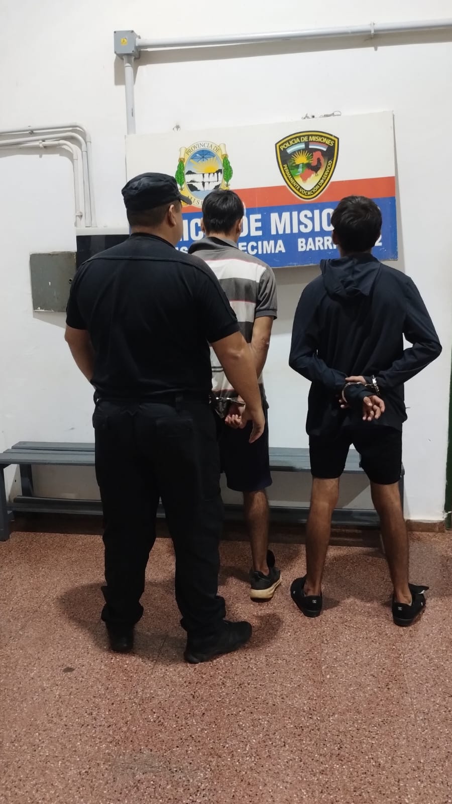Cuatro detenidos y dos vehículos recuperados en operativos policiales en Posadas y Garupá